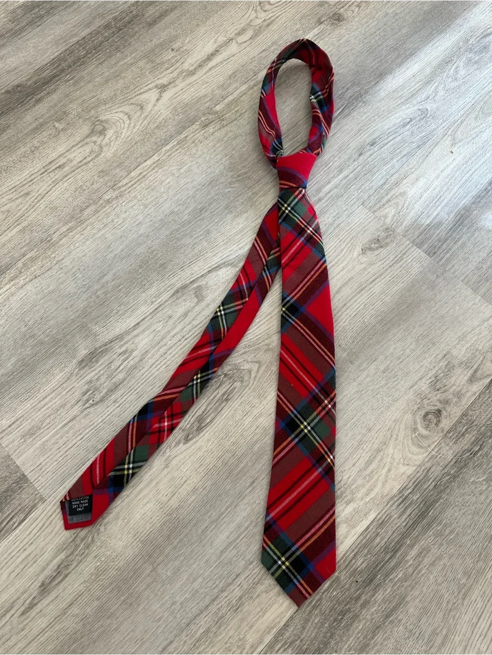 Red Plaid Men's Tie - Classic Tartan Pattern